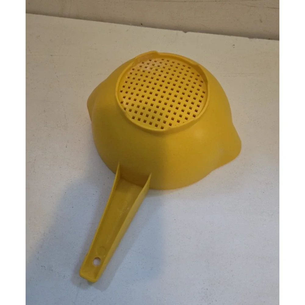 Tupperware Harvest Gold Yellow 1 Quart Strainer #1200 with Handle‎